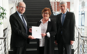 von links nach rechts: Verwaltungsdirektor Dr. André Dyrna,, Gesundheitsministerin Petra Grimm-Benne und Ärztlicher Direktor Dr. Joachim Zagrodnick