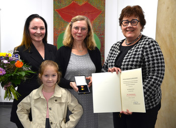 V.r.: Sozialministerin Petra Grimm-Benne verleiht für herausragendes Engagement die Ehrennadel des Landes Sachsen-Anhalt an die Schönebeckerin Anneliese Klose. Bei der Ehrung mit dabei: Enkelin Charlaine und Tochter Corinne.