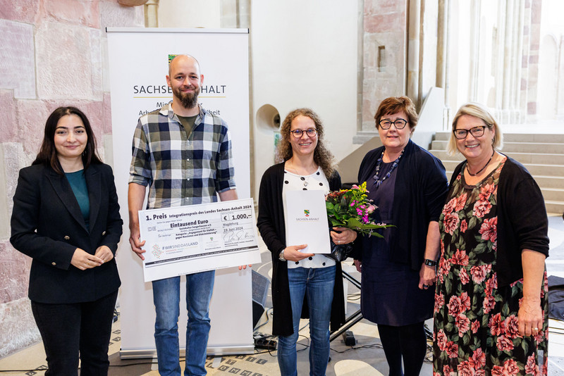 Den mit 1.000 Euro dotierten ersten Preis erhält das Bündnis „Sangerhausen bleibt bunt“ des Vereins Soziokultur Sangerhausen, überreicht von Ministerin Petra Grimm-Benne und Staatssekretärin und Integrationsbeauftragte Susi Möbbeck